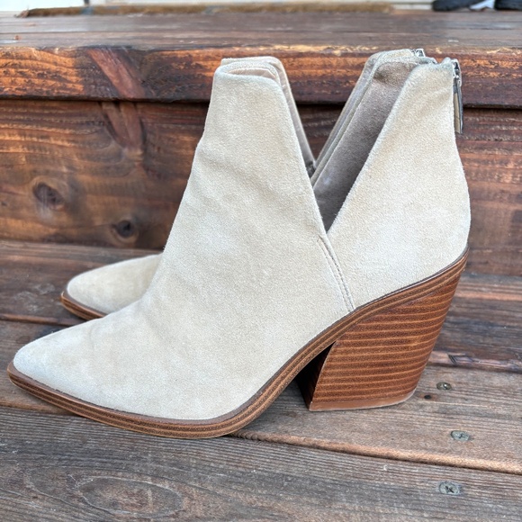 Vince Camuto Gigietta Ankle Boots — Tan Suede, EUC, Size 7 - Picture 1 of 7